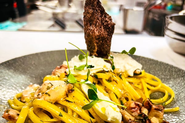 Laganari mit Oktopus, Burrata und Zitrone