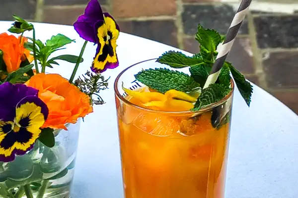 Alkoholfreier Aperitif Tropical Kiss mit Erdbeersirup, Orangen, Ananas, Mangosaft