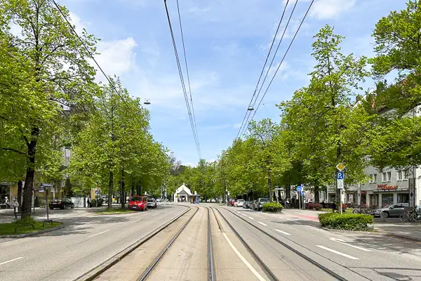 Blick vom Rotkreuzplatz: Die Nymphenburger Straße Richtung Ristorante ROMANS