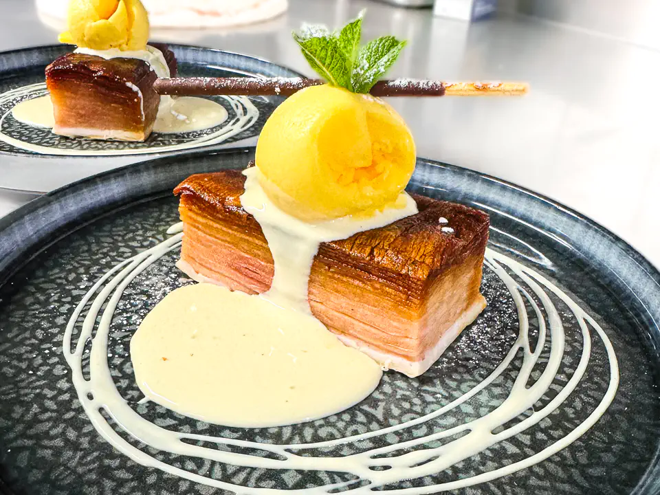 Apfel-Millefeuille mit Blätterteig und Vanillesauce