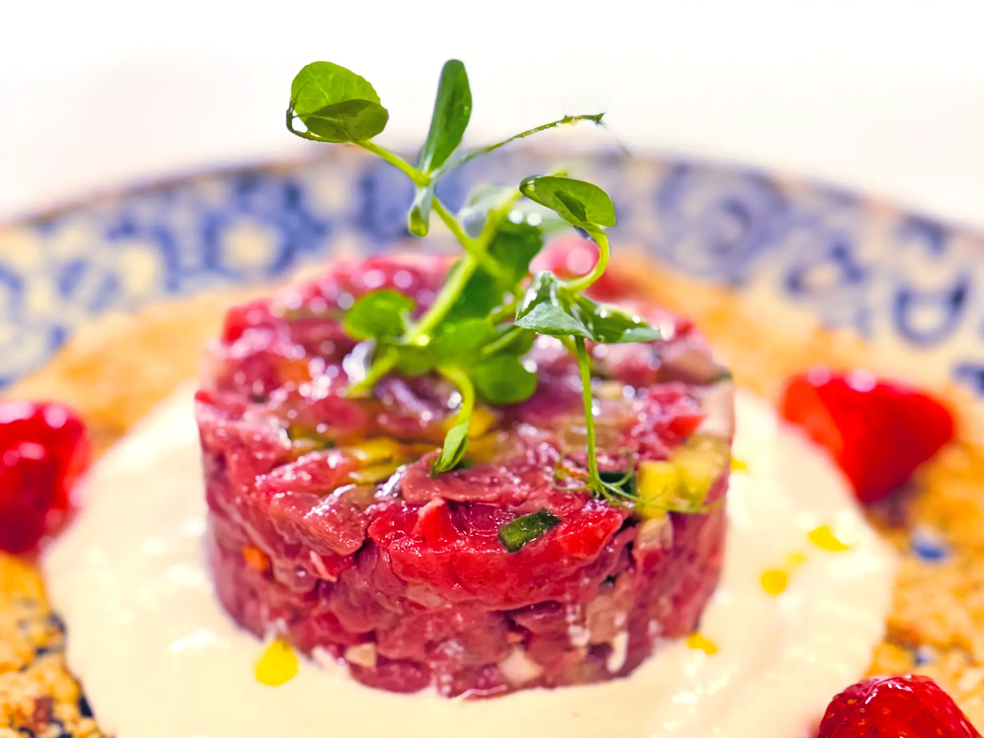 Fassona-Ceviche mit Erdbeeren in weißem Balsamico, Taralli-Crumble und kalter Creme aus geräucherter Burrata
