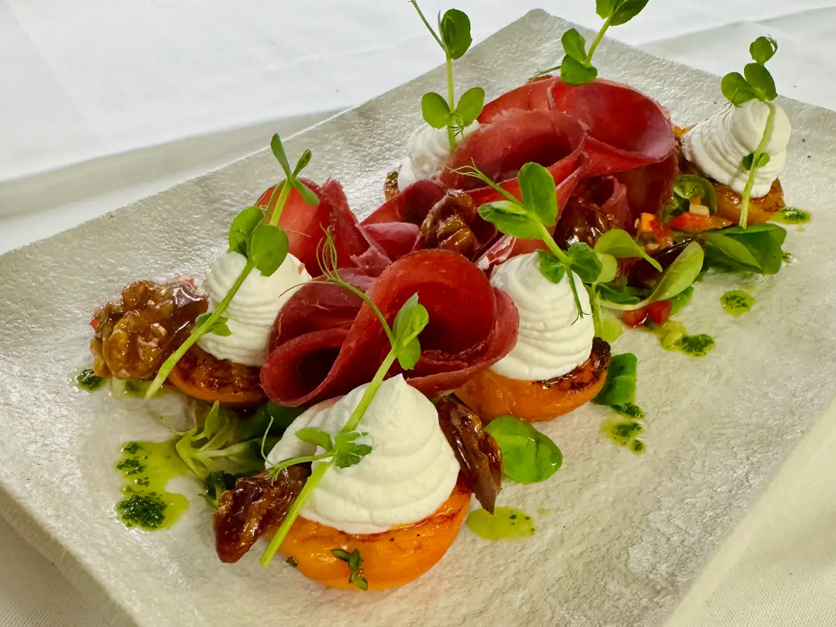 Gegrillte Aprikosen mit Majoran, Ziegenkäse, Büffelbresaola und karamellisierten Walnüssen mit Rosmarin und Balsamico