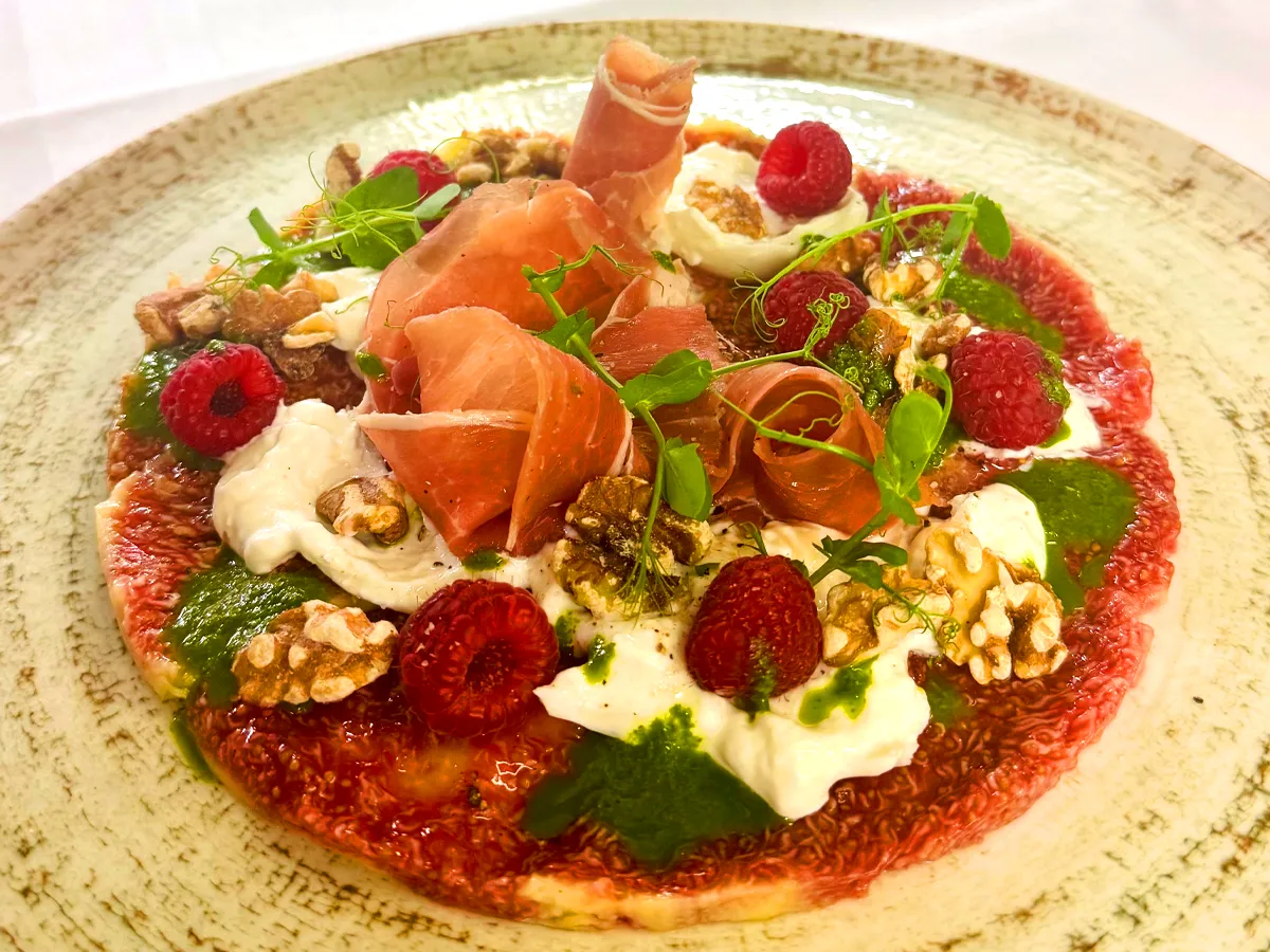 Feigencarpaccio, Parmaschinken, Burrata Stracciatella, Walnüsse und Himbeeren