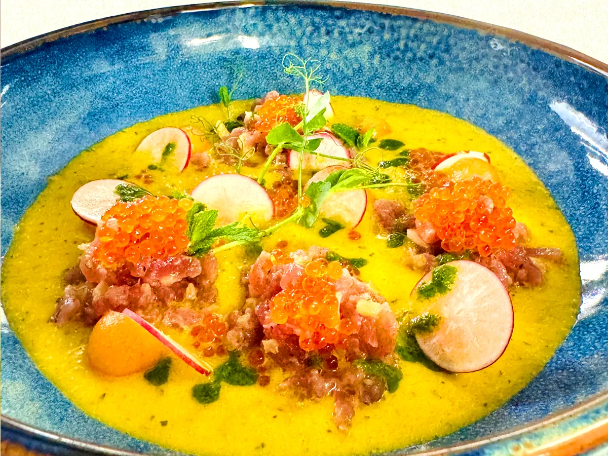 Roter Thunfisch in Crudo, verfeinert mit römischer Minze, auf Gazpacho von Melone und Ingwer, vollendet mit Lachs-Kaviar Ikura