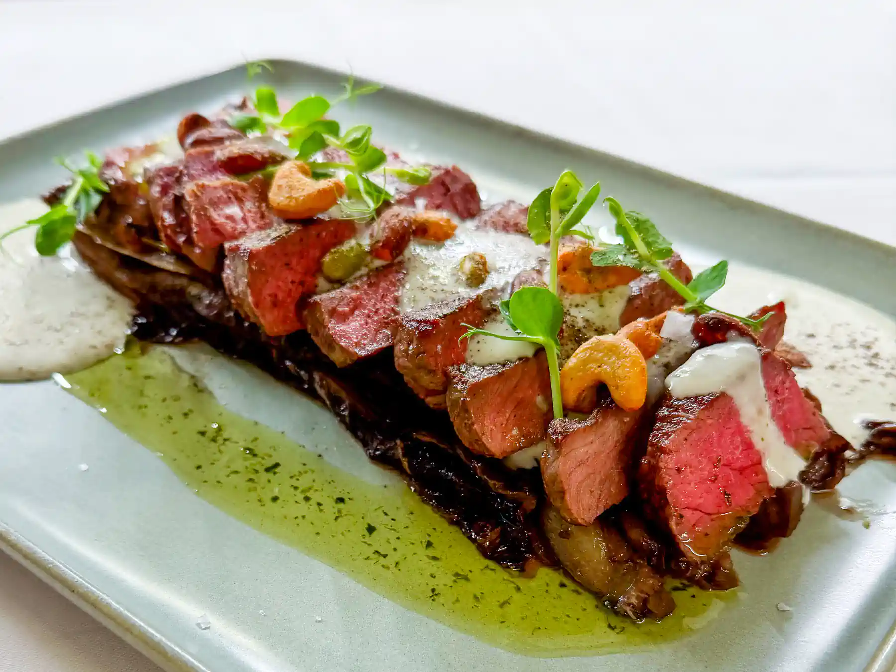 Frische Tagliatella mit Dorade Royale Rose und Calamari in Minze marinierte Zucchini und Thunfisch-Bottarga