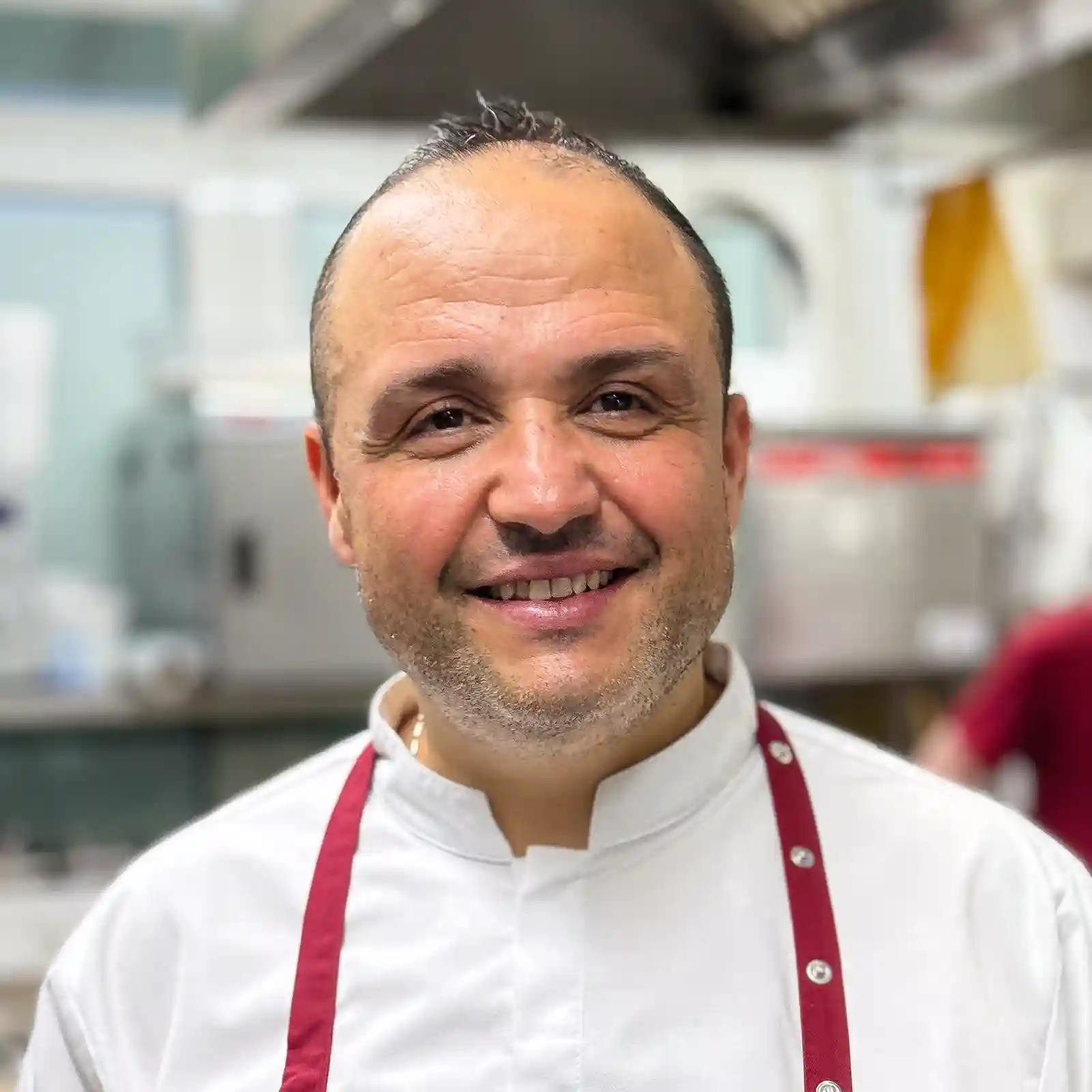 Portrait des Küchenchef Moez in der Küche des Ristorante ROMANS